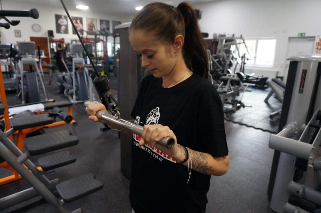 eine Junge Damen macht Oberarmtraining